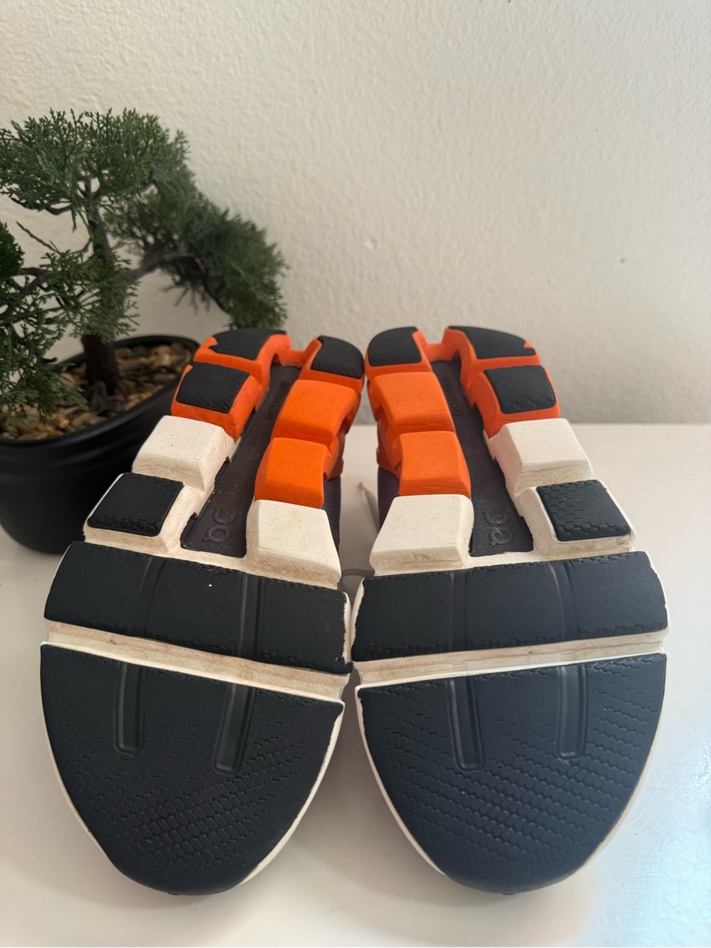 On Running cloudflyer 4 Men size 9 Athletic Shoes — Gray with Orange Accents - Picture 10 of 13